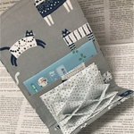 おめかし猫さん柄♡お薬手帳も入る19ポケットハニカムカードケース