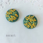 ミモザ 刺繍 くるみボタン イヤリング