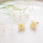 【アウトレット】クリーム色のお花♡　樹脂ノンホールピアス（イヤリング）