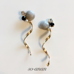 グレーマーブルのモノトーンビジューピアス