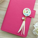 A74）多機種対応！★イニシャル入りボタニカルチャームとタッセルのスマホケース