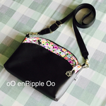 【送料無料】スマホバッグ（花畑の黒猫 紫）