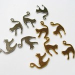 のびネコシルエットチャーム（2色取り混ぜ）