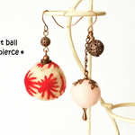 フェルトボールのアシンメトリーピアス◆ホワイト×ピンク