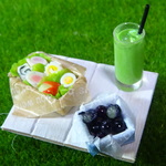 ロールサンドと巨峰のお弁当