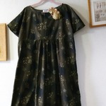 秋色はいかが？　ブラウンに花柄のワンピース