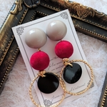 大ぶりベージュ×Velvetレッド×ツイストリング&ブラックチャーム　ピアス