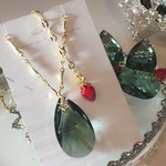 残りわずか❗️限定品販×4✨アンティークグリーンとポイントイチゴ🍓デザインペンダント