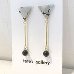ゼブラとブラックのアクリルビーズピアス