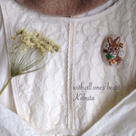 人参を持ったうさぎさん。つぶつぶ刺繍のブローチ