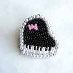ピンクリボンつきピアノのビーズブローチ