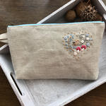 （大）リネン刺繍ポーチ モズさん、森での一日