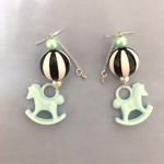 ユラユラ木馬のピアス