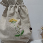 フランネルフラワー刺繍の丸みのある巾着ポーチ