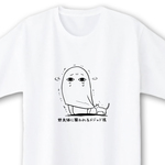 野良猫に襲われるメジェド様【ホワイト】ekot Tシャツ <イラスト：タカ（笹川ラメ子）>