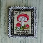 切手のような刺繍ブローチ