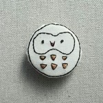 【刺繍】ふくろうのブローチ (生成)
