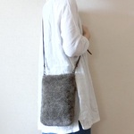【現品限り】フェイクファーの縦長サコッシュ（ブラウン）