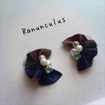 コットンパールの大人フリルピアス（ブラウン×ブルー）