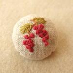秋の果実の刺繍ブローチ