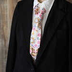 おすまし野うさぎのお花いっぱい華やかくったりネクタイ。やさしいクロスステッチ風NP29-01