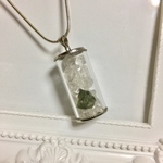 《セール！》モルダバイトを水晶さざれと一緒にカプセルにとじこめてみました。