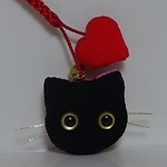 ちりめん根付け　ねこ  (黒猫&ハート) 