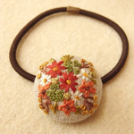 秋の花のブーケ刺繍 くるみボタンヘアゴム