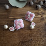 北欧のピンク小花 刺繍 パール ピアス