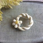陶器 黄色のお花のリース ブローチ