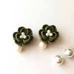 着物にも♪2wayキャッチ お花ピアス＊秋色オリーブ♪カーキ♪袴 和装にも〈つまみ細工〉和