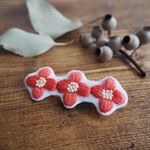 北欧 赤色 花 刺繍ブローチ