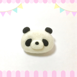 ふんわりパンダの大きめブローチ