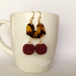 秋色コーデュロイボールとべっ甲のピアス ボルドー