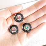 新色スワロ×スパンコールお花のピアス