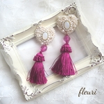 ~新作💗白いハートのビーズ刺繍とピンクのタッセルのピアスorイヤリング