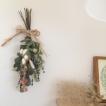 ユーカリポポラスと小花のスワッグ