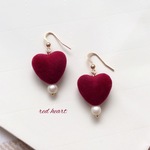 red ベロアハートのピアス・イヤリング