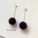 black ファーボールのピアス・イヤリング