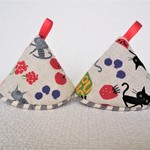 ★大好評　2個セット★　スリットの入った使い易い猫とフルーツ柄の三角鍋つかみ