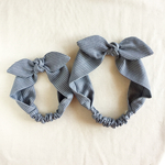 【ベビーとママのおそろい】ガーゼのリボンヘアバンド（ネイビー千鳥格子）