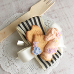 チェスチョコとビスケットのブローチ(ストロベリーチョコ)