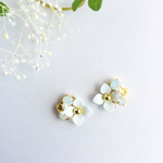 White bouquet ビジューイヤリング/ピアス