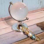 地面いっぱいに敷き詰められたクォーツの道を南に行けば、太陽のような笑顔が待っている。<1点もの創作ブローチ>SB517