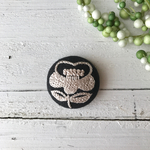 敬老の日【ブローチorヘアゴム】刺繍つばき（桃×ブラック）