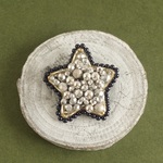 光輝く　星　のブローチ（silver）（ビーズ刺繡）