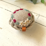 手刺繍と編みかごの針山さん