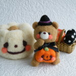 ハロウィンのくまちゃんと白いジャックオーランタン　羊毛フェルト