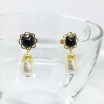 お花と雫の黒猫ピアス