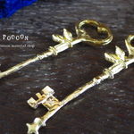 gold 葉と秘密の鍵 メタルチャーム 2本